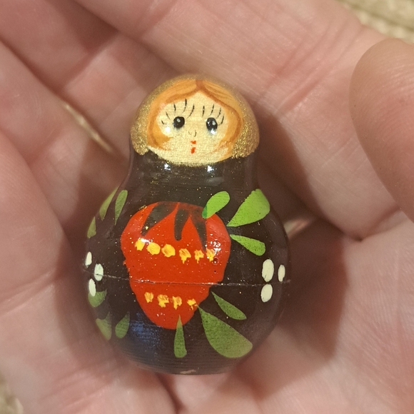 Babushka Matrioschka Folklore Golden Red Woman 5pcs. Strawberry - Picture 4 of 8